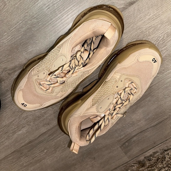 LITERALLY BRAND NEW!! Too big for me!! In great condition - Picture 2 of 2